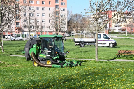 Fűnyírás Fehérváron - így dolgoznak négymillió négyzetméteren a parkfenntartók